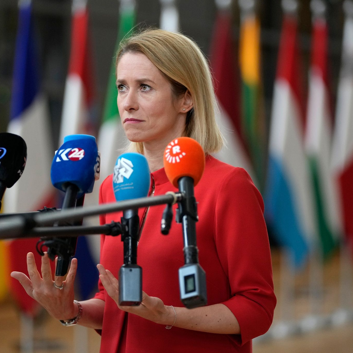 EU-Chefdiplomatin Kaja Kallas präsentiert das Inventar der europäischen Daumenschrauben. (Archivbild) - Foto: Virginia Mayo/AP/dpa