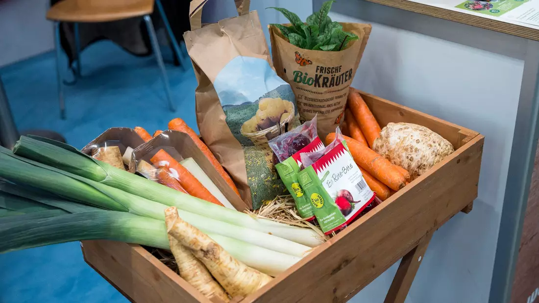 Regionales und saisonales Gemüse aus Franken auf der Naturkostmesse Biofach in Nürnberg. - Bild: Daniel Vogl/dpa