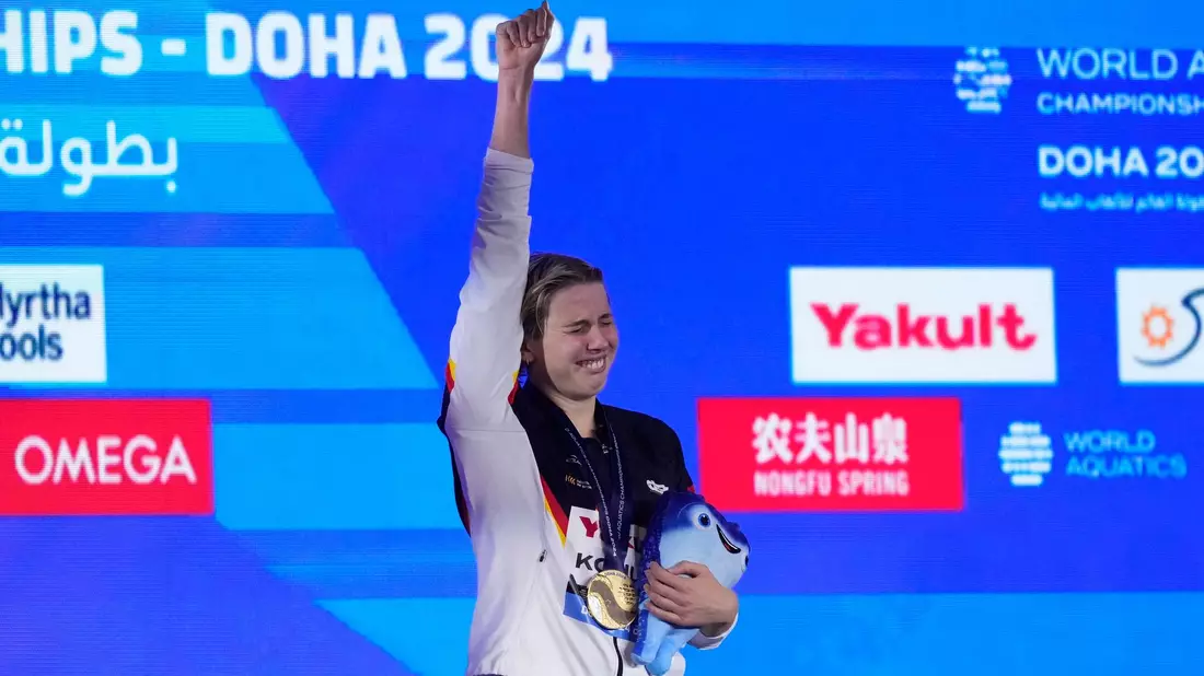 Hat sich mit ihrer WM-Goldmedaille einen Traum erfüllt: Angelina Köhler. - Bild: Lee Jin-man/AP/dpa