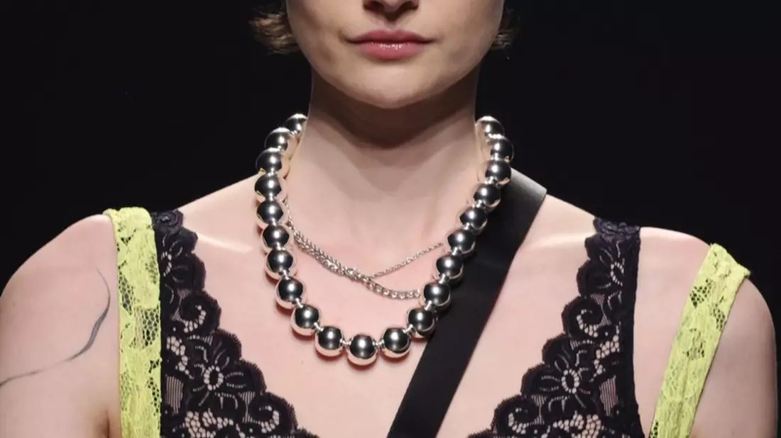 Der Schmuck von Bijou Brigitte glänzt mit rebekka ruétz und Marcel Ostertag auf der Berliner Fashion Week - Bild: presseportal.de