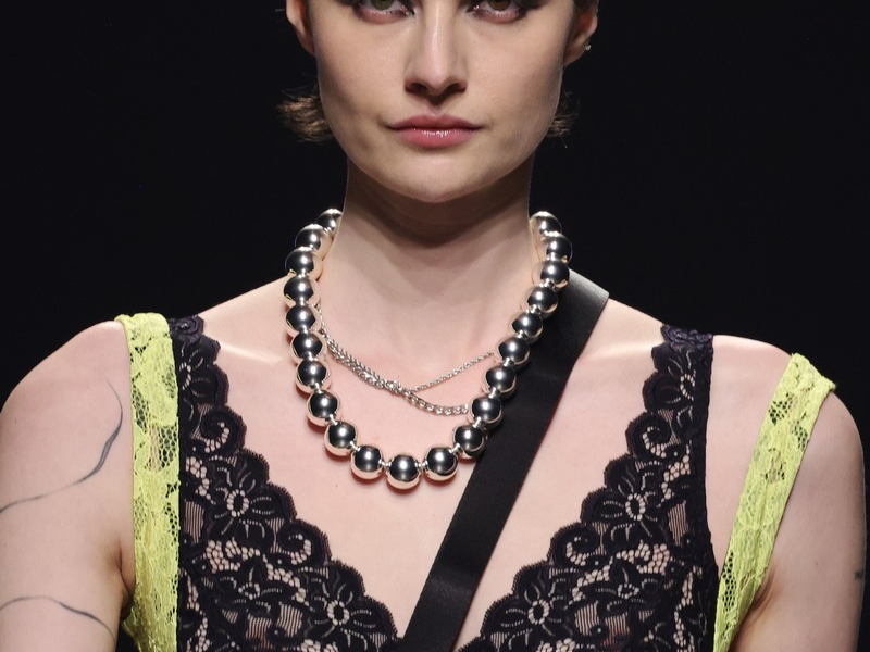 Der Schmuck von Bijou Brigitte glänzt mit rebekka ruétz und Marcel Ostertag auf der Berliner Fashion Week - Foto: presseportal.de