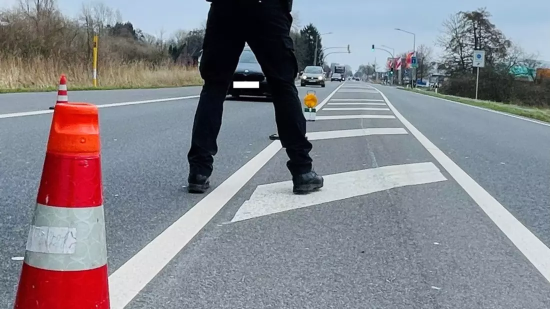 POL-WHV: Kontrolle auf der B 210 - Verfügungseinheit der PI Wilhelmshaven/Friesland überprüft 60 Fahrzeuge - Bild: presseportal.de