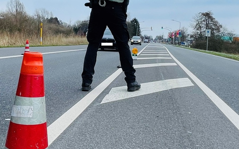 POL-WHV: Kontrolle auf der B 210 - Verfügungseinheit der PI Wilhelmshaven/Friesland überprüft 60 Fahrzeuge - Foto: presseportal.de