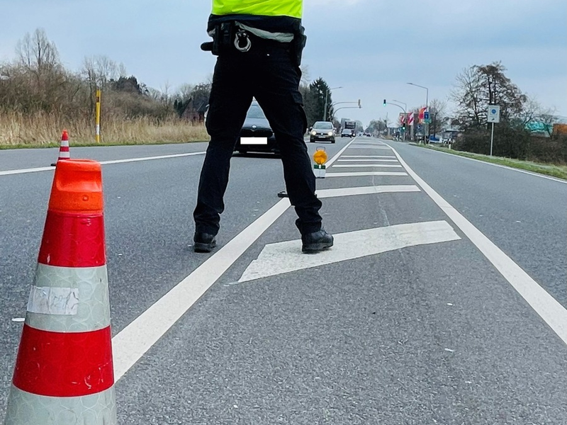 POL-WHV: Kontrolle auf der B 210 - Verfügungseinheit der PI Wilhelmshaven/Friesland überprüft 60 Fahrzeuge - Foto: presseportal.de