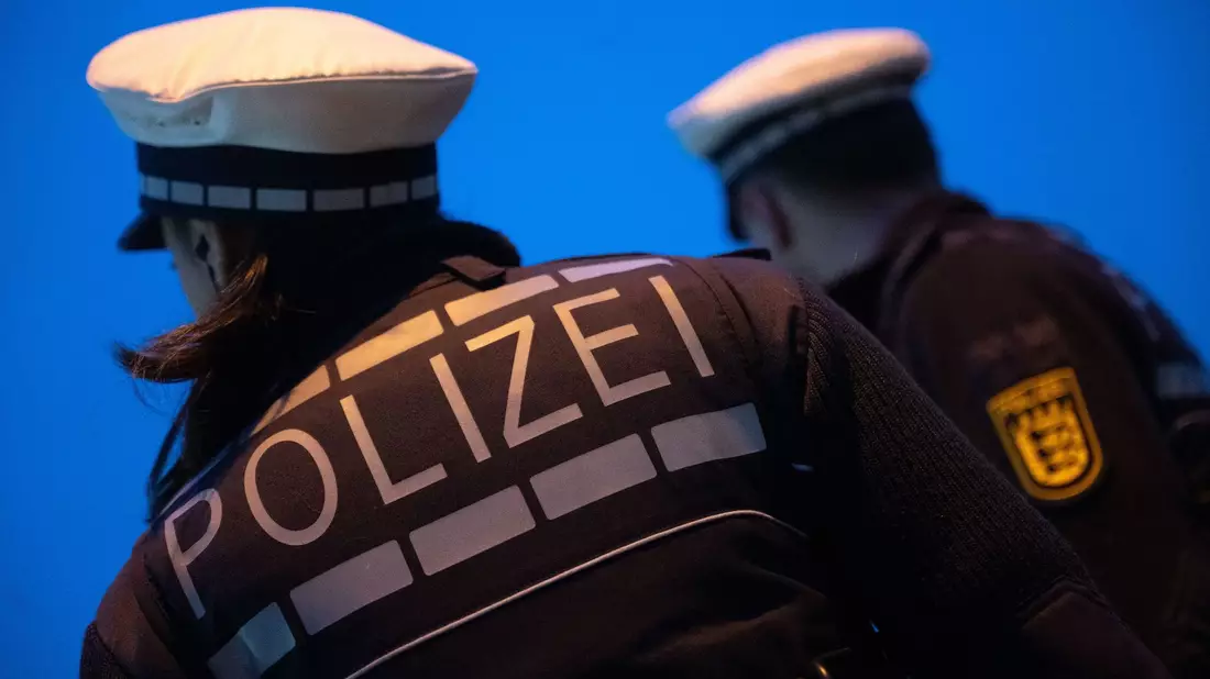 Ein 22-Jähriger soll eine 18-jährige Berlinerin in den Schwarzwald entführt haben - die Ermittlungen laufen. - Bild: Marijan Murat/dpa