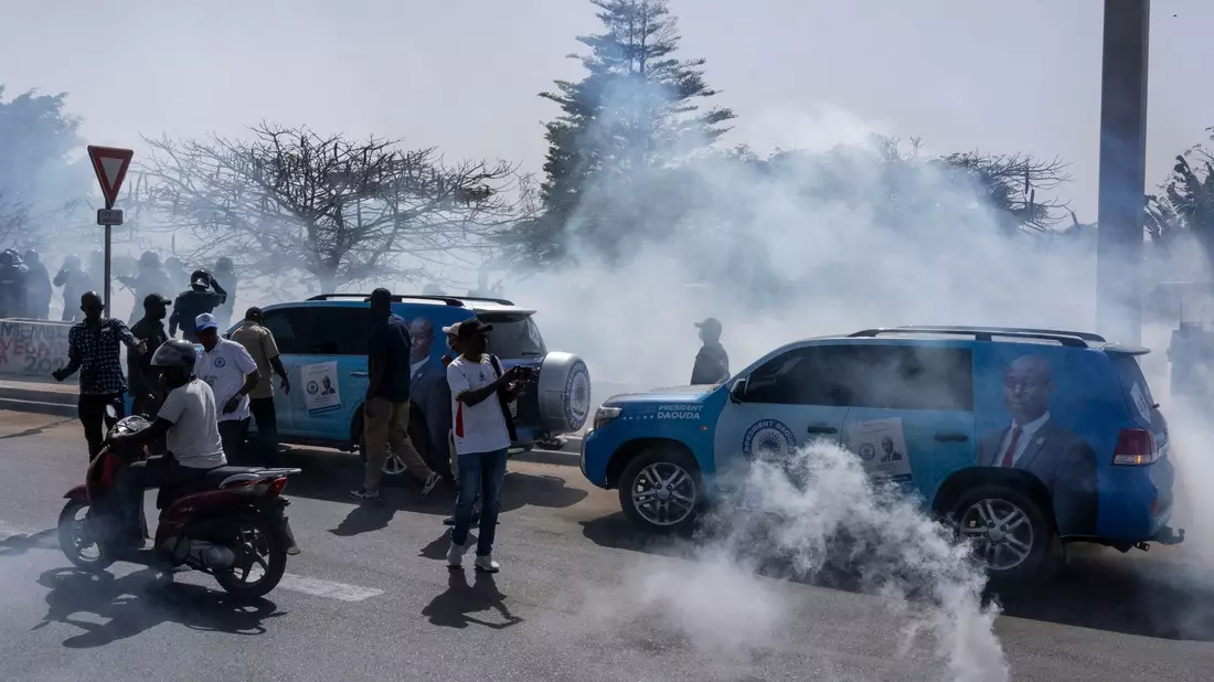 Senegalesische Bereitschaftspolizisten in Dakar setzen Tränengas gegen Anhänger der Opposition ein. - Bild: Stefan Kleinowitz/AP/dpa