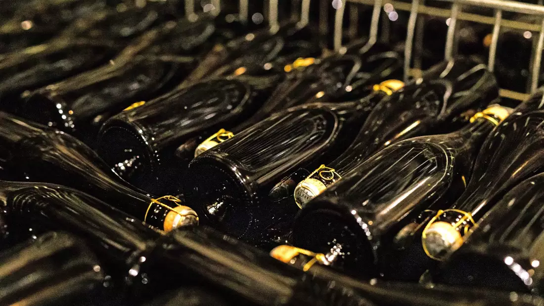 Fertig verkorkte Flaschen mit Cremant  im Keller eines Weinguts im Elsass. - Bild: Philipp von Ditfurth/dpa