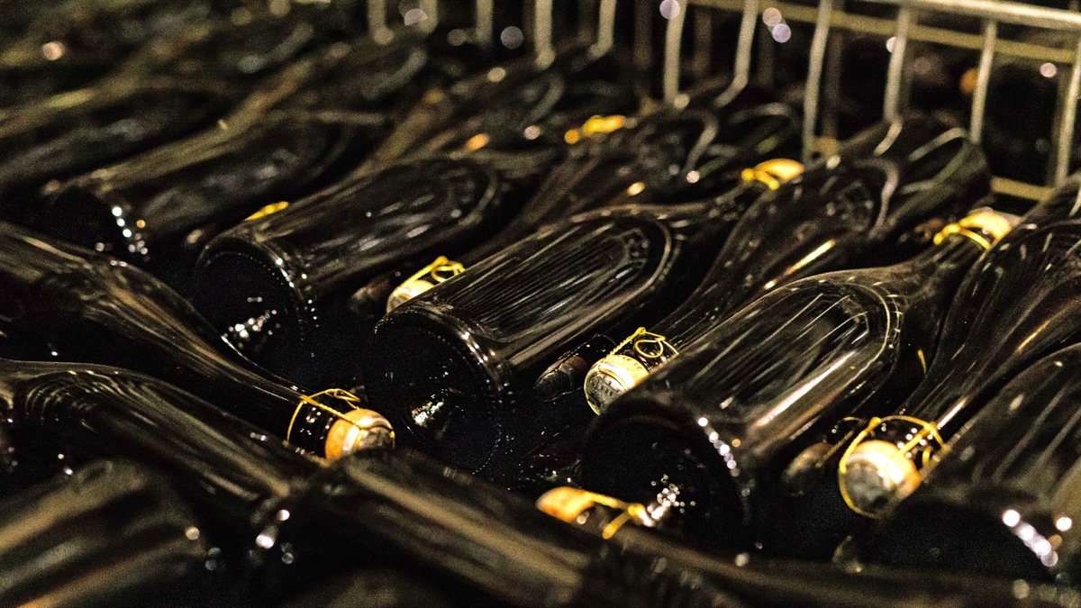 Fertig verkorkte Flaschen mit Cremant  im Keller eines Weinguts im Elsass. - Foto: Philipp von Ditfurth/dpa