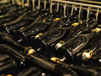 Fertig verkorkte Flaschen mit Cremant  im Keller eines Weinguts im Elsass. - Foto: Philipp von Ditfurth/dpa