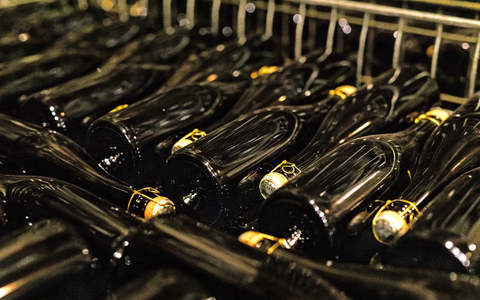 Fertig verkorkte Flaschen mit Cremant  im Keller eines Weinguts im Elsass. - Foto: Philipp von Ditfurth/dpa