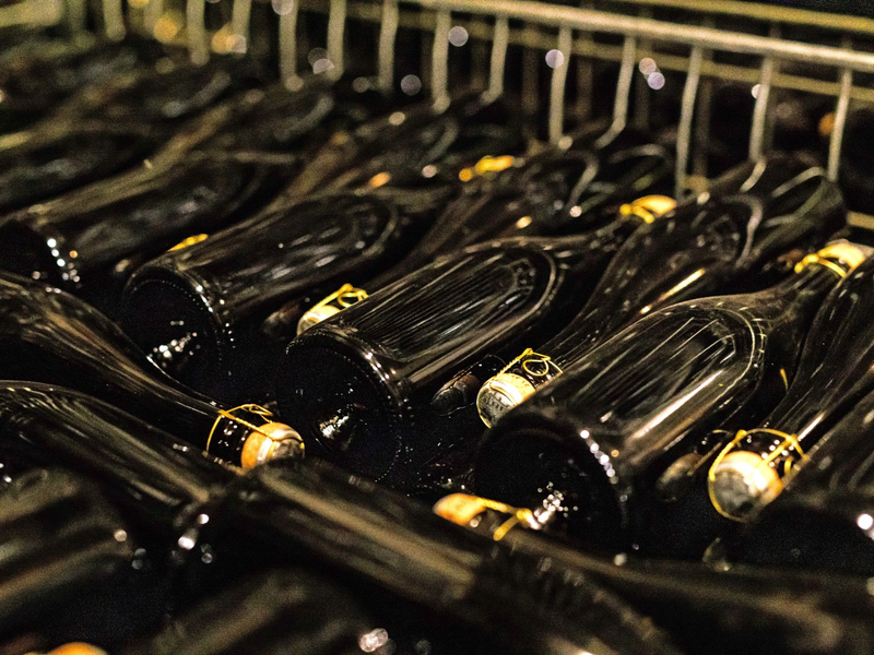 Fertig verkorkte Flaschen mit Cremant  im Keller eines Weinguts im Elsass. - Foto: Philipp von Ditfurth/dpa