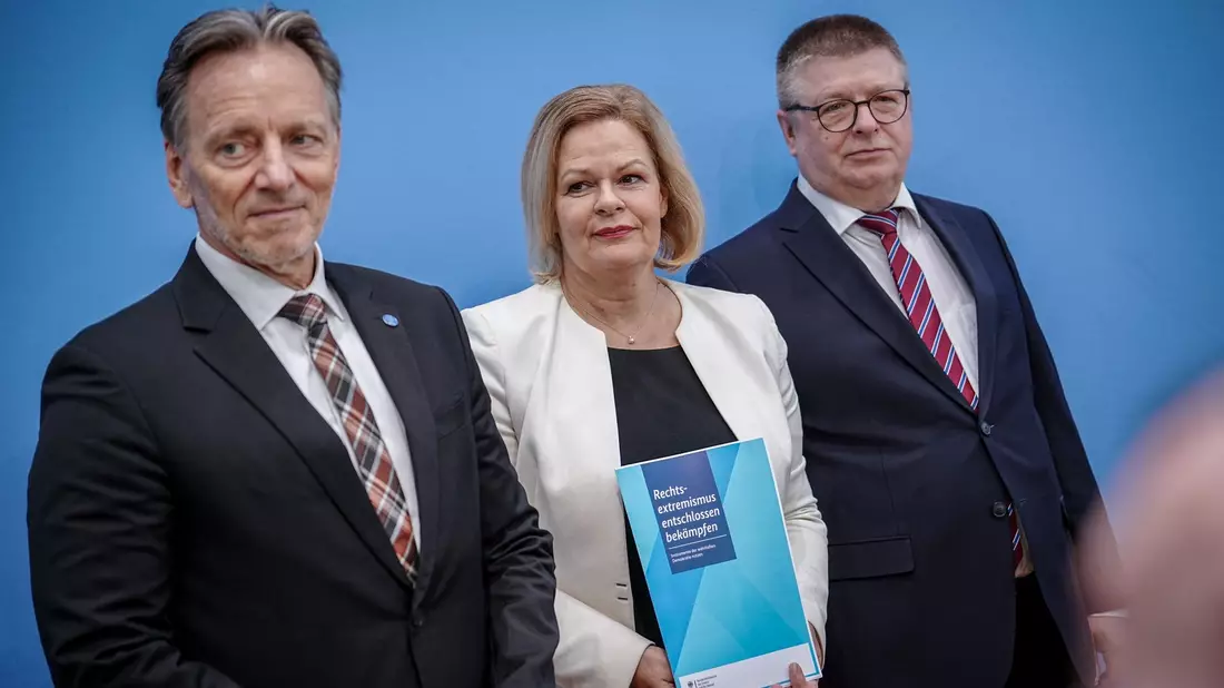 BKA-Präsident Holger Münch (l), Bundesinnenministerin Nancy Faeser und Verfassungsschutzpräsident Thomas Haldenwag stellen ein Maßnahmenpaket gegen Rechtsextremismus vor. - Bild: Kay Nietfeld/dpa