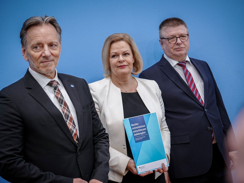 BKA-Präsident Holger Münch (l), Bundesinnenministerin Nancy Faeser und Verfassungsschutzpräsident Thomas Haldenwag stellen ein Maßnahmenpaket gegen Rechtsextremismus vor. - Foto: Kay Nietfeld/dpa