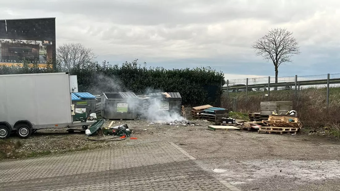 FW Xanten: Brand von Unrat im Birtener Gewerbegebiet - Bild: presseportal.de