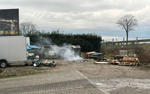 FW Xanten: Brand von Unrat im Birtener Gewerbegebiet - Foto: presseportal.de