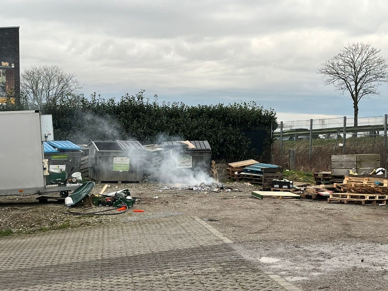 FW Xanten: Brand von Unrat im Birtener Gewerbegebiet - Foto: presseportal.de