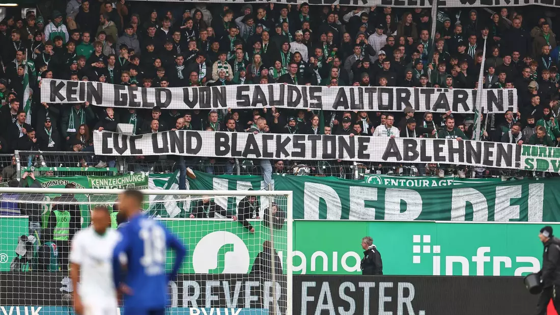 Seit Monaten protestieren die aktiven Fanszenen in Deutschland gegen die Investoren-Pläne der DFL. - Bild: Daniel Karmann/dpa