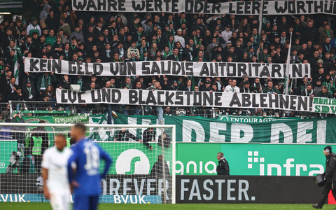 Seit Monaten protestieren die aktiven Fanszenen in Deutschland gegen die Investoren-Pläne der DFL. - Foto: Daniel Karmann/dpa