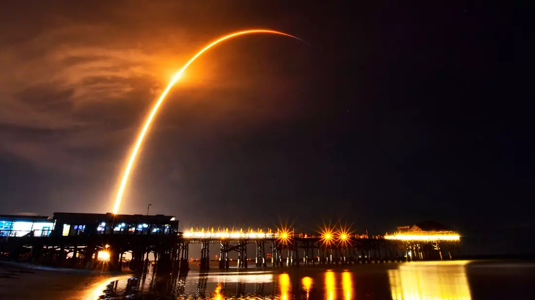 Starlink ist ein satellitengestützter Internet-Dienstleister, der speziell im Ukraine-Krieg von enormer Bedeutung für die Kommunikation ist. Hier fliegt eine SpaceX Falcon 9 Rakete mit Starlink-Satelliten an Bord ins All (Archivbild). - Bild: Malcolm Denemark/Florida Today/Florida Today via AP/dpa