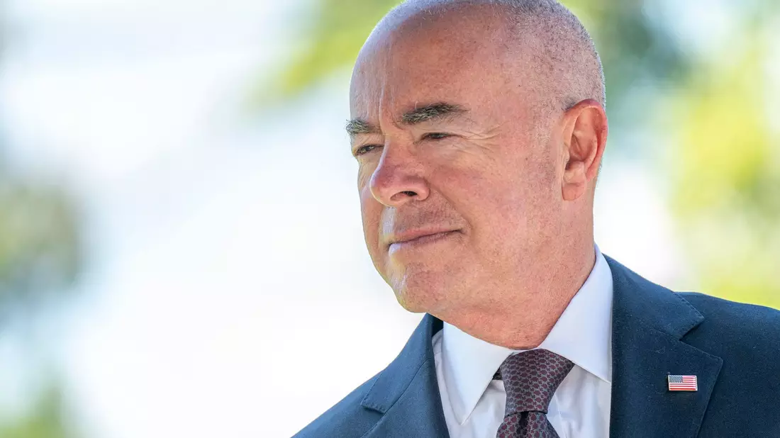 Der Heimatschutzminister Alejandro Mayorkas ist ein Feindbild vieler Republikaner. - Bild: Nathan Howard/AP/dpa