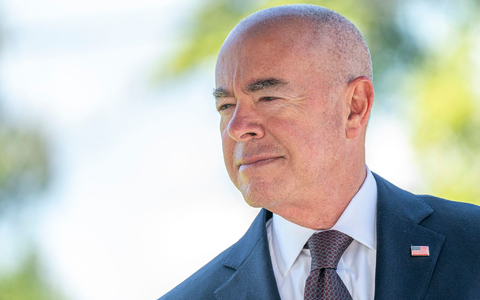 Der Heimatschutzminister Alejandro Mayorkas ist ein Feindbild vieler Republikaner. - Foto: Nathan Howard/AP/dpa Der Heimatschutzminister Alejandro Mayorkas ist ein Feindbild vieler Republikaner. - Foto: Nathan Howard/AP/dpa