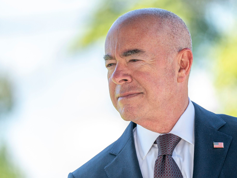 Der Heimatschutzminister Alejandro Mayorkas ist ein Feindbild vieler Republikaner. - Foto: Nathan Howard/AP/dpa