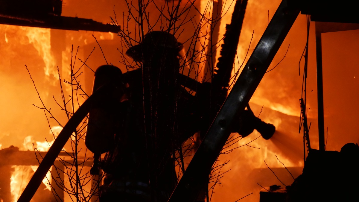 FW Celle: Mehrere Lauben brennen in Celle / Schwierige Wasserversorgung - Foto: presseportal.de