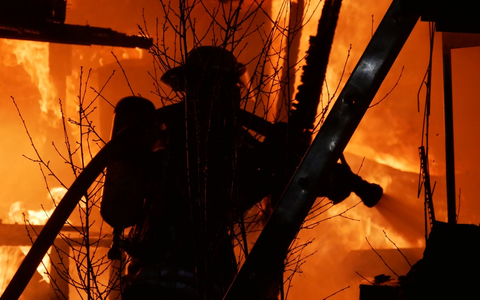FW Celle: Mehrere Lauben brennen in Celle / Schwierige Wasserversorgung - Foto: presseportal.de