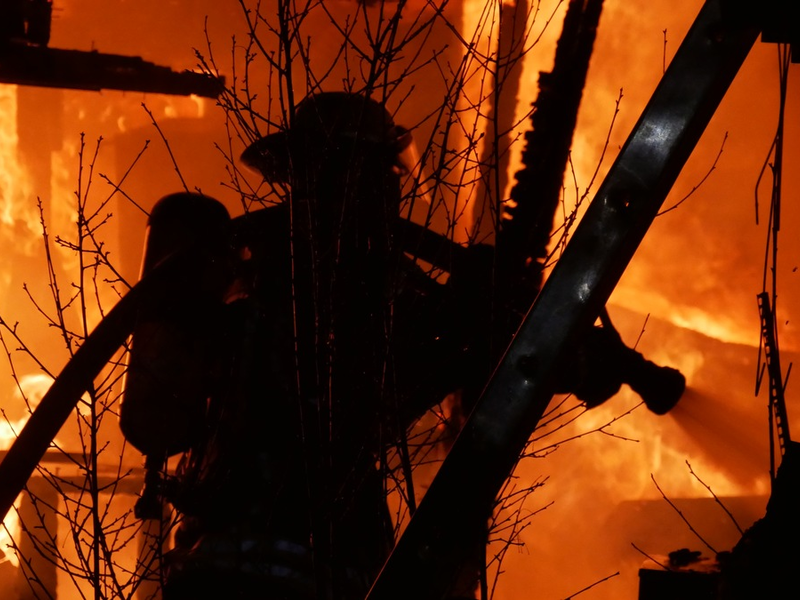 FW Celle: Mehrere Lauben brennen in Celle / Schwierige Wasserversorgung - Foto: presseportal.de