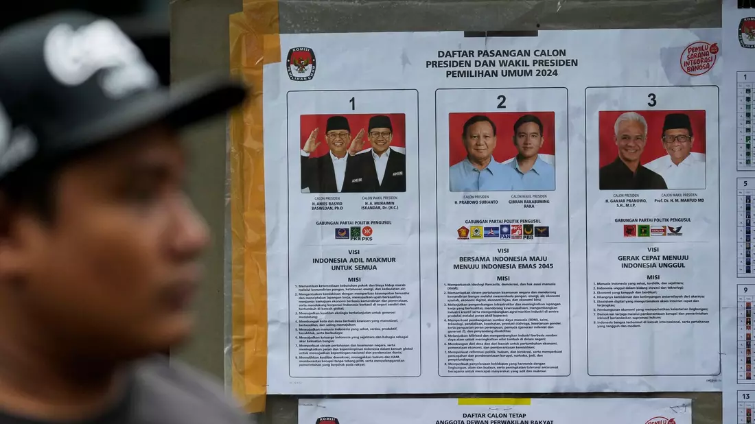 Als haushoher Favorit auf die Nachfolge des beliebten Präsidenten Joko Widodo, genannt Jokowi, gilt der frühere General Prabowo Subianto. - Bild: Dita Alangkara/AP/dpa