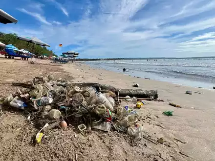 Müllberge am Strand von Kuta. - Foto: Carola Frentzen/dpa