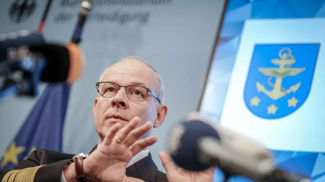 Die Besatzung und der Kommandant hätten bravourös gehandelt, sagt Jan Christian Kaack. - Bild: Kay Nietfeld/dpa