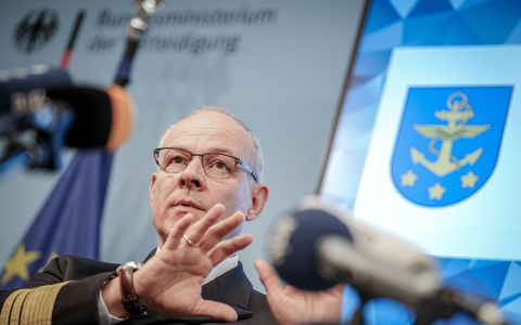 An Bord der Fregatte «Hessen» seien zusätzliche Waffensysteme gebracht worden, so Vizeadmiral Jan Christian Kaack. - Foto: Kay Nietfeld/dpa