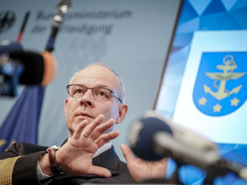 An Bord der Fregatte «Hessen» seien zusätzliche Waffensysteme gebracht worden, so Vizeadmiral Jan Christian Kaack. - Foto: Kay Nietfeld/dpa