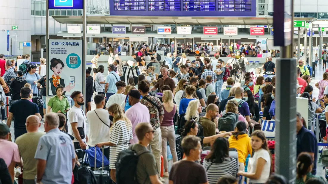 Waren die Terminals vor der Corona-Pandemie nahezu aus ihren Nähten geplatzt, glichen die Abfertigungsgebäude nach Ausbruch einer Geisterstadt. - Bild: Frank Rumpenhorst/dpa