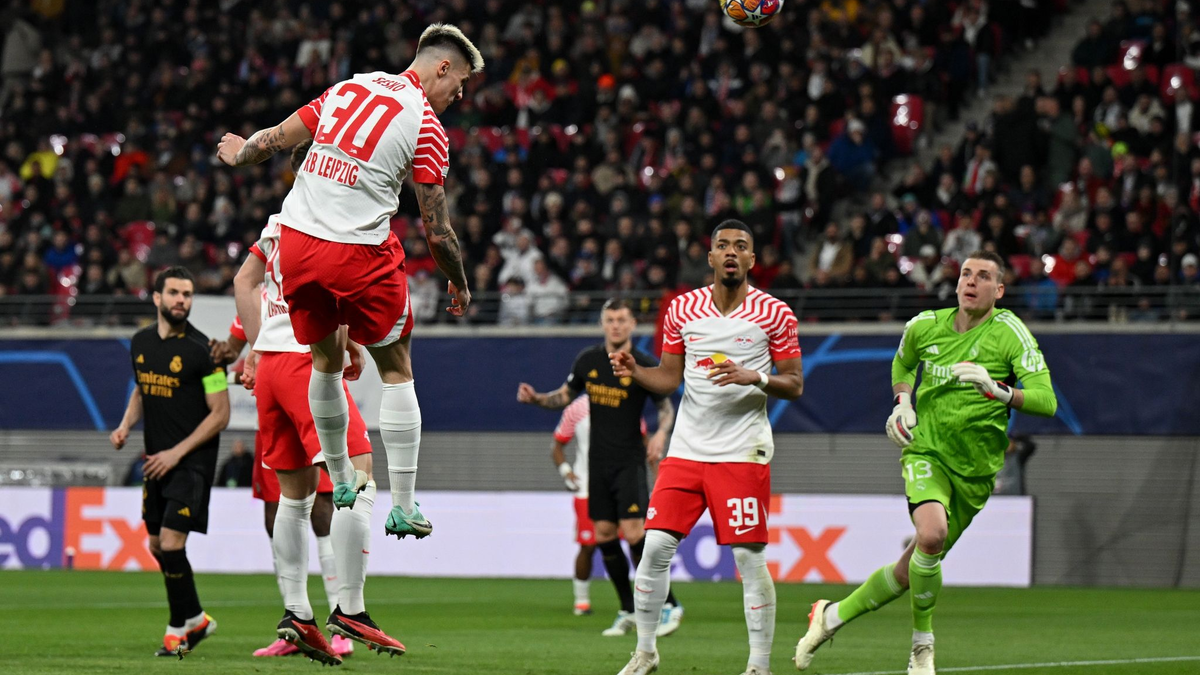 Leipzigs Benjamin Sesko (l) erzielt ein Tor, das wegen Abseits aber nicht gegeben wird. - Foto: Robert Michael/dpa