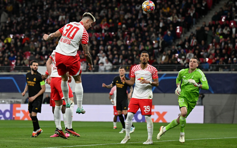Leipzigs Benjamin Sesko (l) erzielt ein Tor, das wegen Abseits aber nicht gegeben wird. - Foto: Robert Michael/dpa