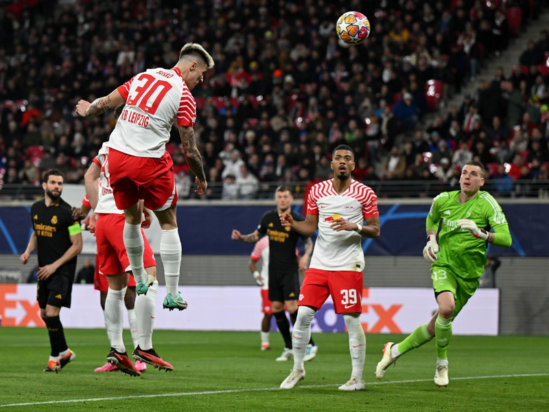 Leipzigs Benjamin Sesko (l) erzielt ein Tor, das wegen Abseits aber nicht gegeben wird. - Foto: Robert Michael/dpa