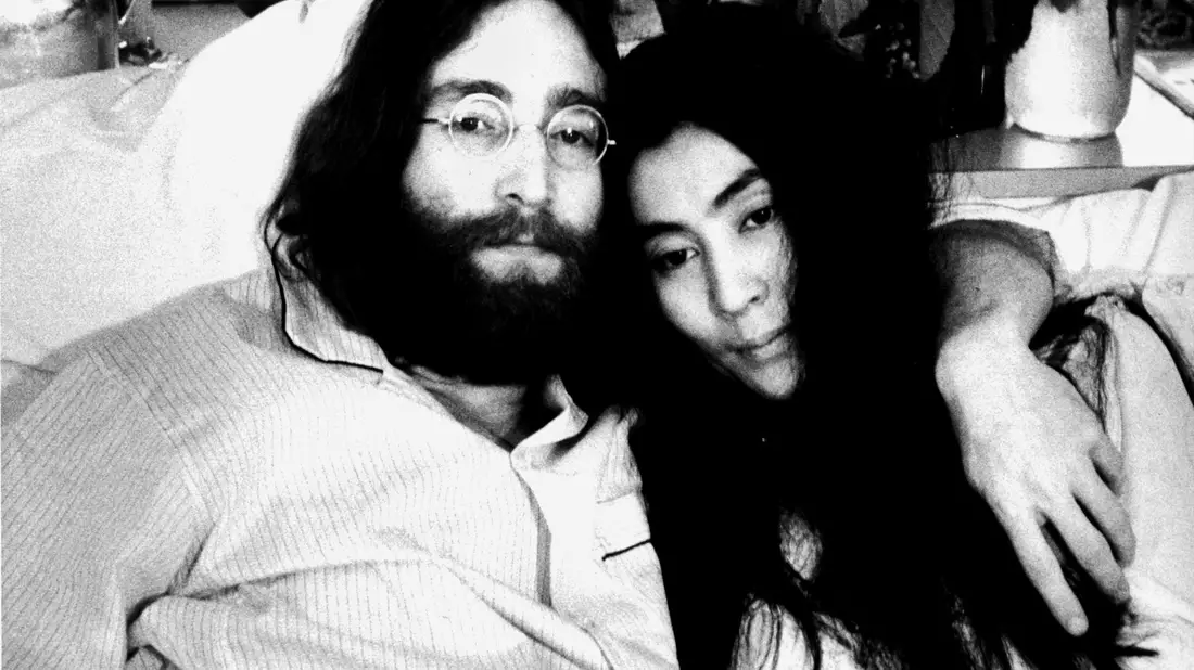 «Make love, not war»: Yoko Ono und John Lennon. - Bild: Allan Randu/dpa