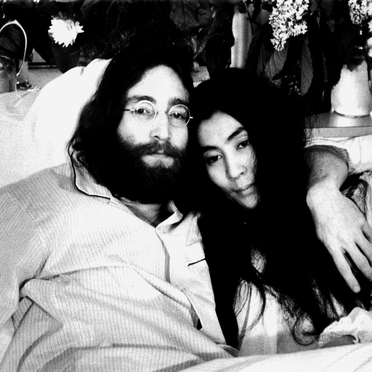 «Make love, not war»: Yoko Ono und John Lennon. - Foto: Allan Randu/dpa