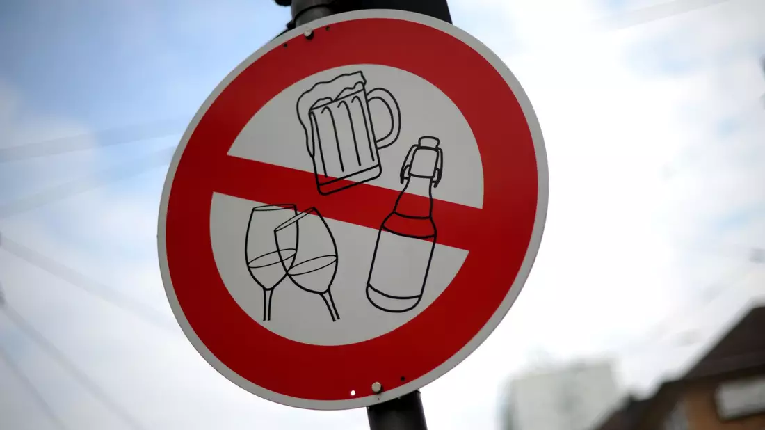 Laut einer DAK-Umfrage würden die meisten Menschen beim Fasten auf Alkohol verzichten. - Bild: Uwe Zucchi/dpa