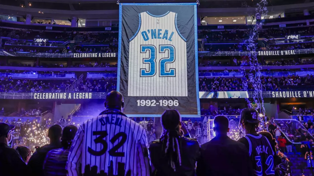Shaquille O'Neals Magic-Trikot mit der Nummer 32 wird unters Hallendach gezogen. - Bild: Kevin Kolczynski/AP/dpa