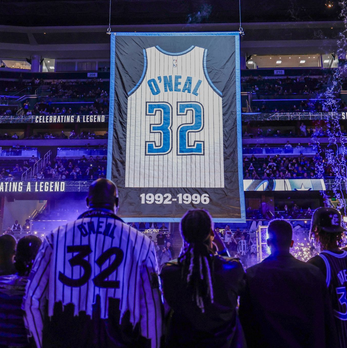 Shaquille O'Neals Magic-Trikot mit der Nummer 32 wird unters Hallendach gezogen. - Foto: Kevin Kolczynski/AP/dpa