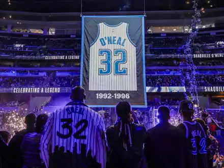 Shaquille O'Neals Magic-Trikot mit der Nummer 32 wird unters Hallendach gezogen. - Foto: Kevin Kolczynski/AP/dpa