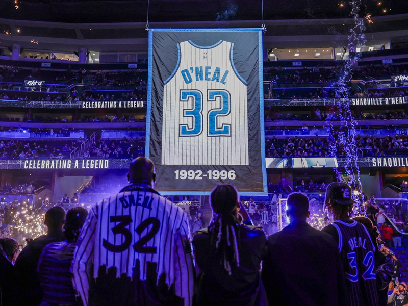 Shaquille O'Neals Magic-Trikot mit der Nummer 32 wird unters Hallendach gezogen. - Foto: Kevin Kolczynski/AP/dpa