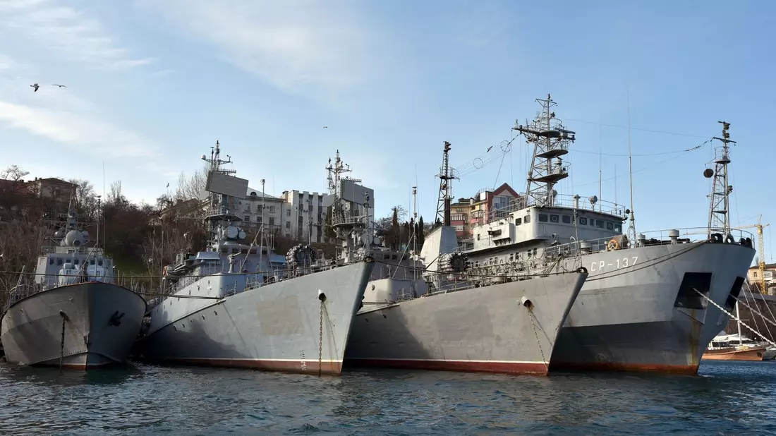 Russische Kriegsschiffe liegen im Hafen von Sewastopol. - Bild: Ulf Mauder/dpa