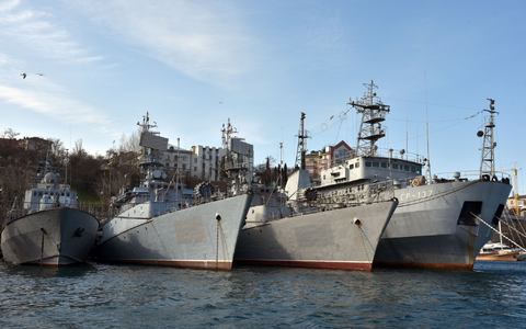 Russische Kriegsschiffe liegen im Hafen von Sewastopol. - Foto: Ulf Mauder/dpa