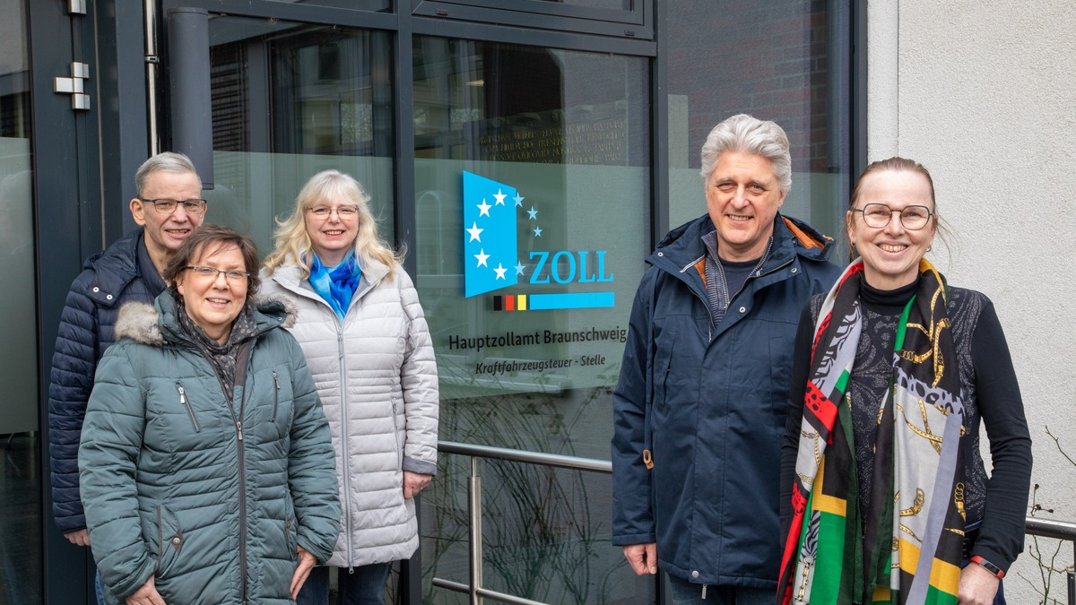 HZA-BS: Herzlichen Glückwunsch! 10 Jahre Kraftfahrzeugsteuer beim Hauptzollamt Braunschweig - Foto: presseportal.de