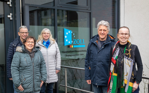 HZA-BS: Herzlichen Glückwunsch! 10 Jahre Kraftfahrzeugsteuer beim Hauptzollamt Braunschweig - Foto: presseportal.de HZA-BS: Herzlichen Glückwunsch! 10 Jahre Kraftfahrzeugsteuer beim Hauptzollamt Braunschweig - Foto: presseportal.de