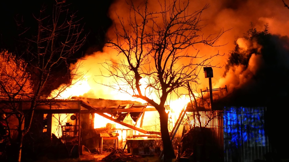 FW Celle: Mehrere Lauben brennen in Celle / Schwierige Wasserversorgung - Foto: presseportal.de